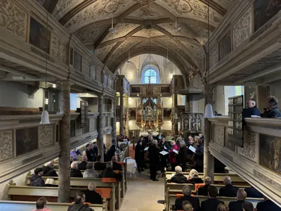 Kirchenchor singt vor dem Altar