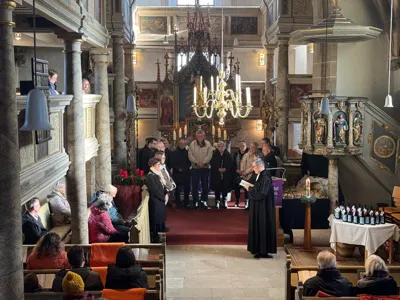 vor dem Altar, Pfarrer mit neuem Kirchenvorstand